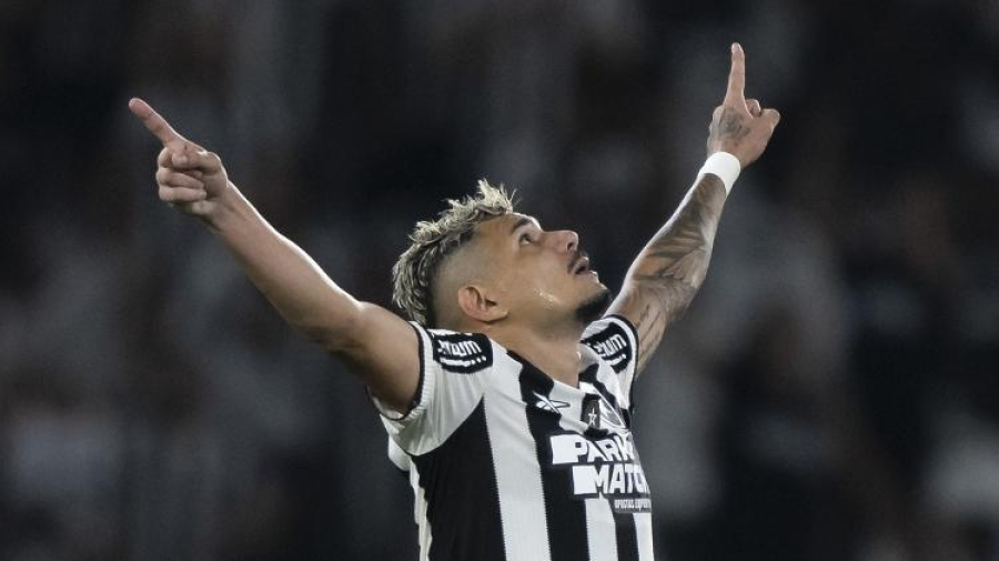 Botafogo vence Chapecoense com gol de Tiquinho Soares e conquista primeira vitória sob comando de Tite