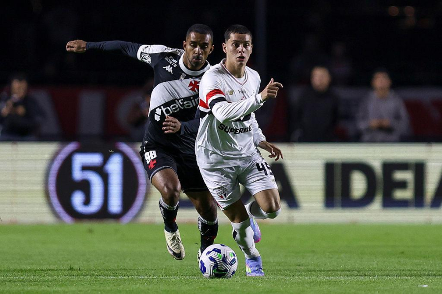 Vasco desperdiça chances, perde para o São Paulo e segue ameaçado no Brasileirão