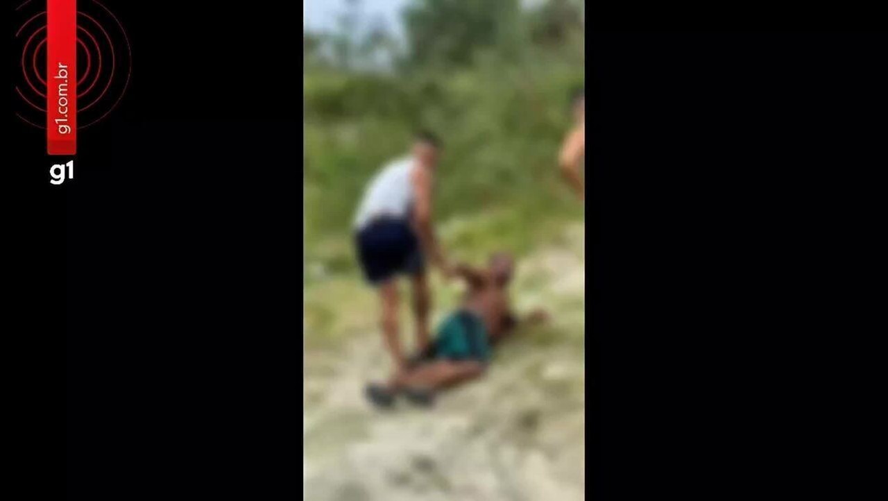 Homem é filmado por moradores fazendo gestos obscenos à porta de condomínio e preso por pm de folga em São Pedro da Aldeia
