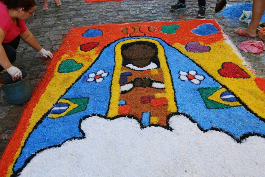 Tradição dos tapetes de sal mantém viva a fé e a cultura em Saquarema no feriado de Corpus Christi