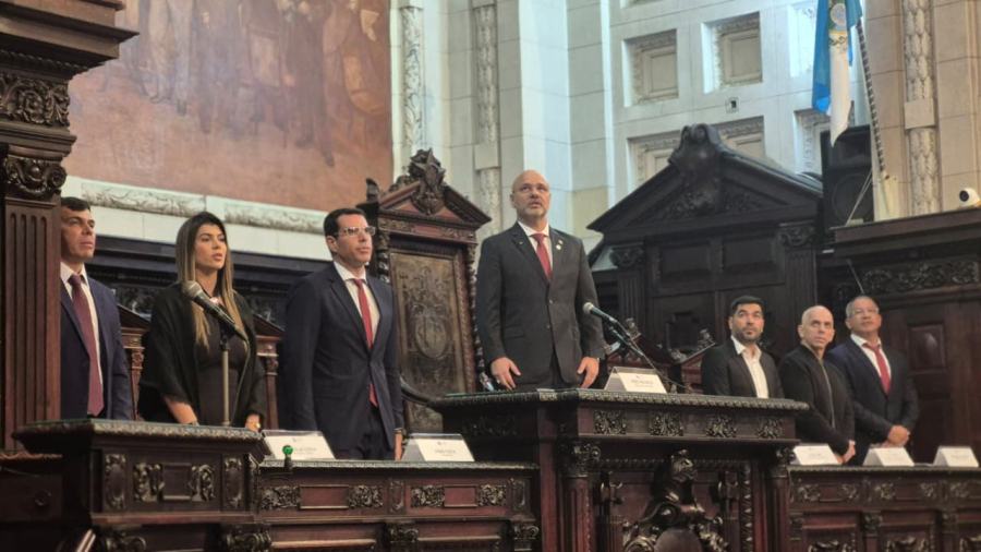 Prefeito Fabio Costa de Iguaba Grande recebe Medalha Tiradentes em homenagem na Alerj